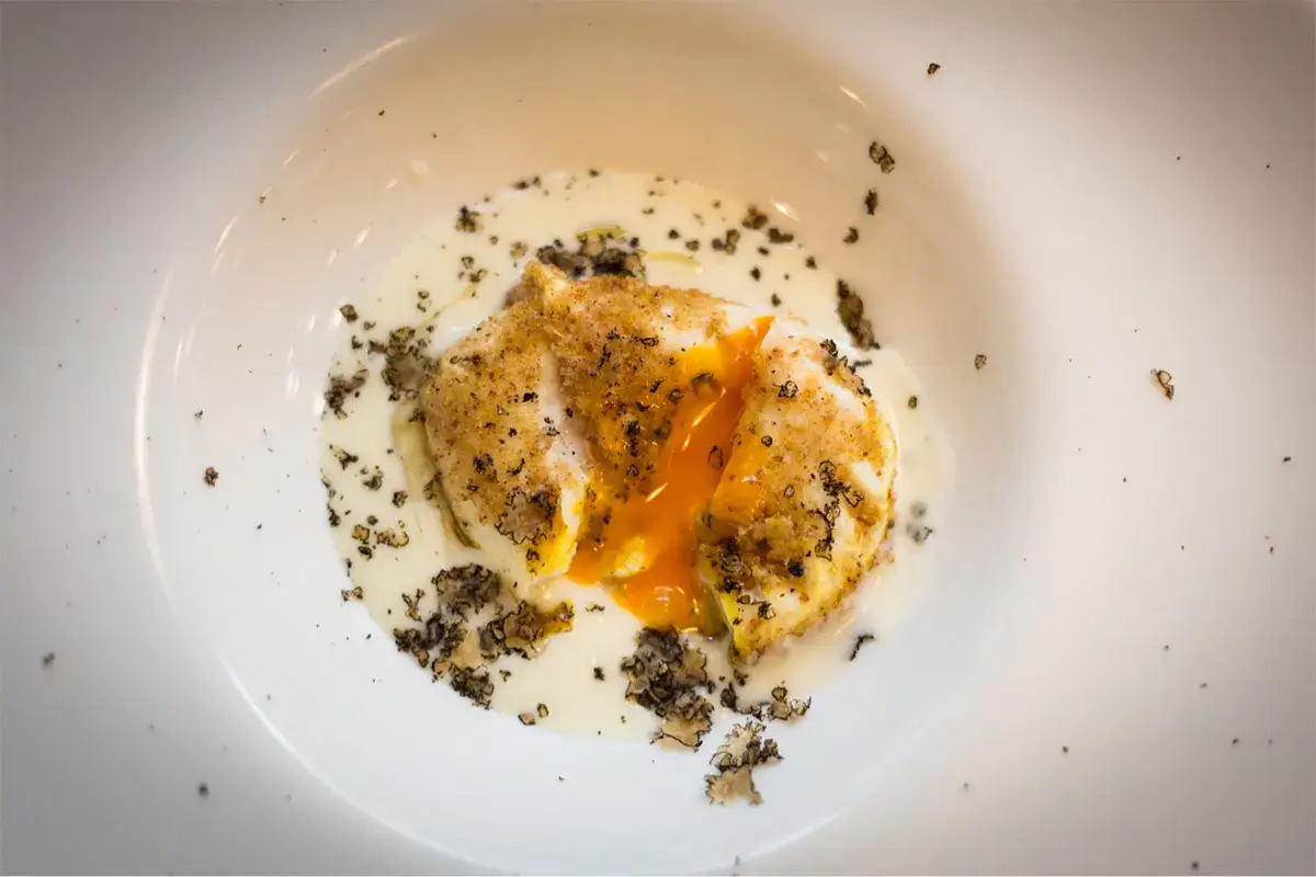 Uovo croccante in poch&egrave;, Parmigiano e tartufo Primo Osteria, cambio di marciaTuffo nella Roma di Ponte Milvio