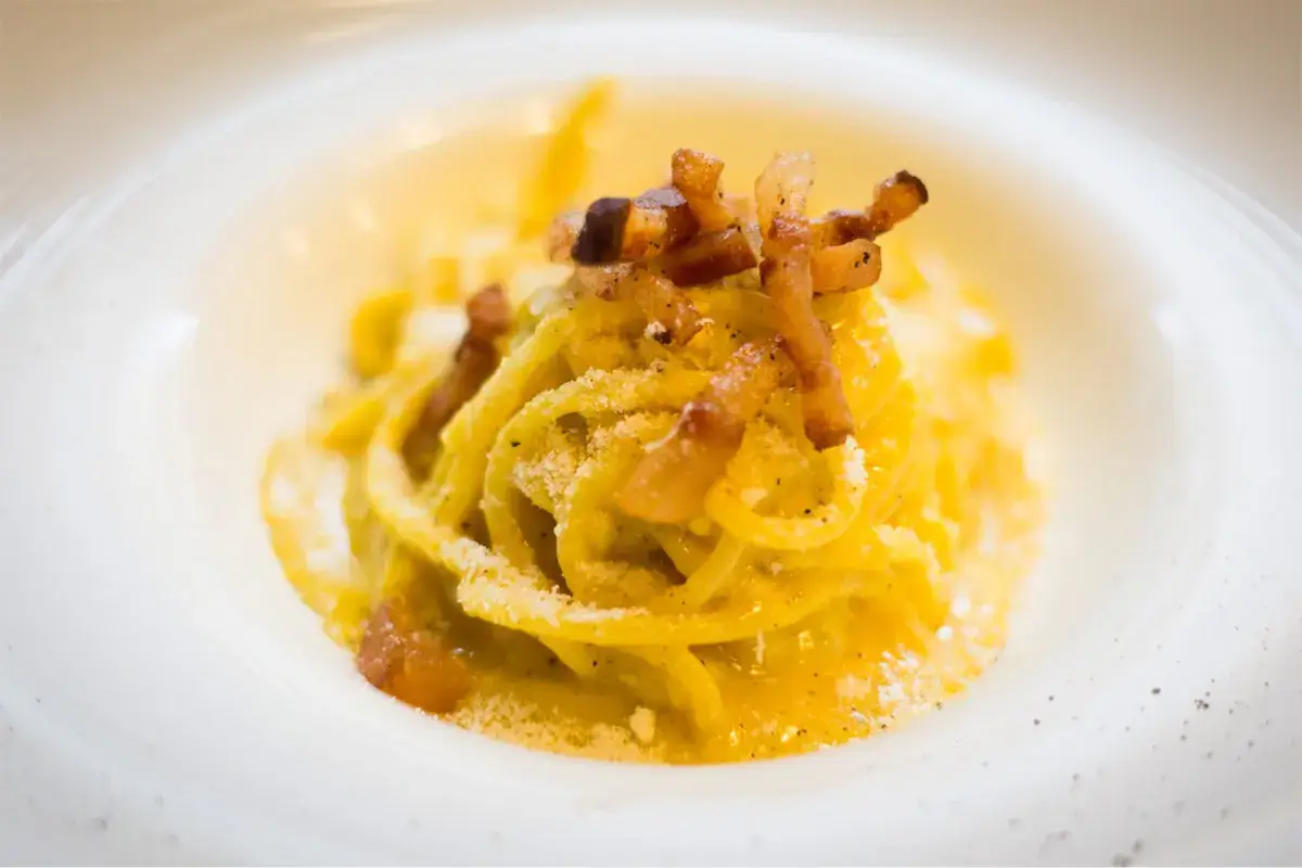 La Carbonara avvolta in un cremoso spaghettone Primo Osteria, cambio di marciaTuffo nella Roma di Ponte Milvio