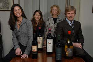 Maria Luisa Sparaco, seconda da destra, con i figli Chiara, Barbara e Luca Giannotti