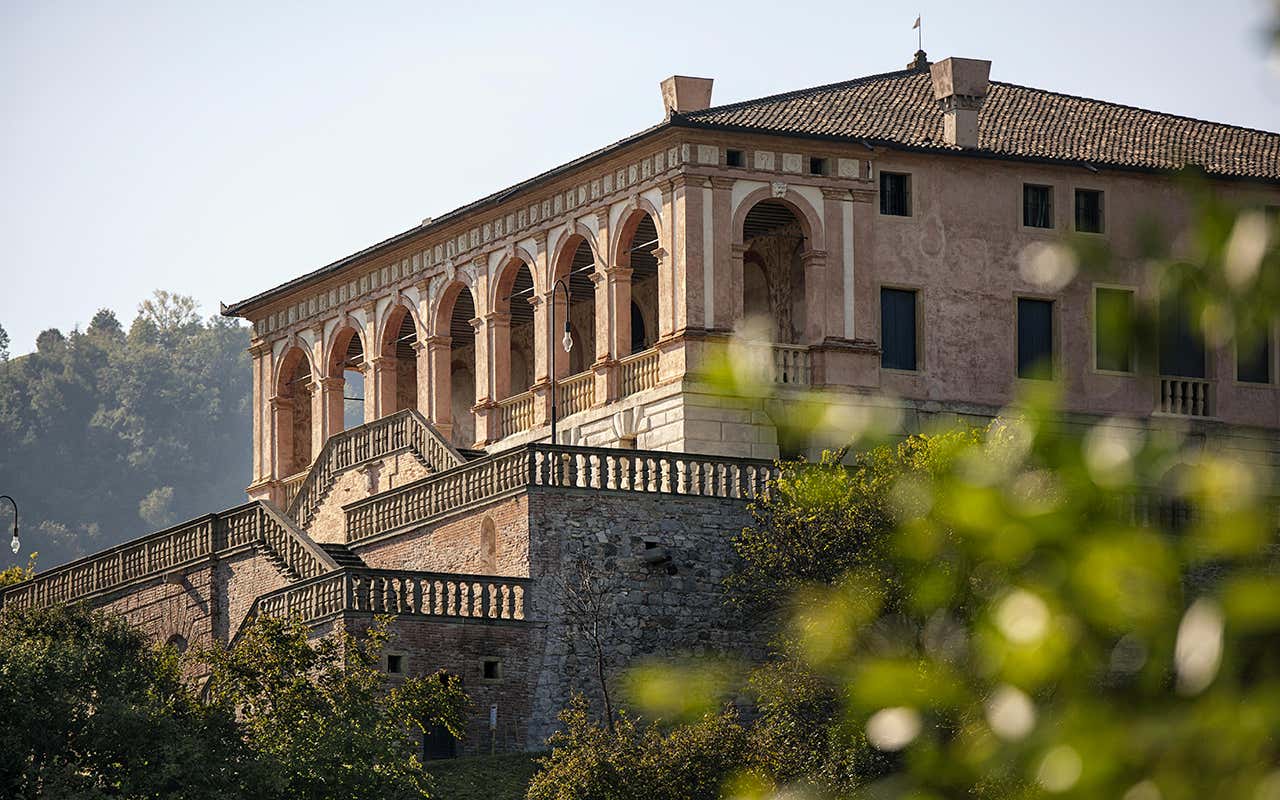 Tra cantine, Strada del Vino e Villa dei Vescovi, i Colli Euganei raccontano una tradizione enogastronomica che unisce eccellenza vitivinicola e patrimonio culturale