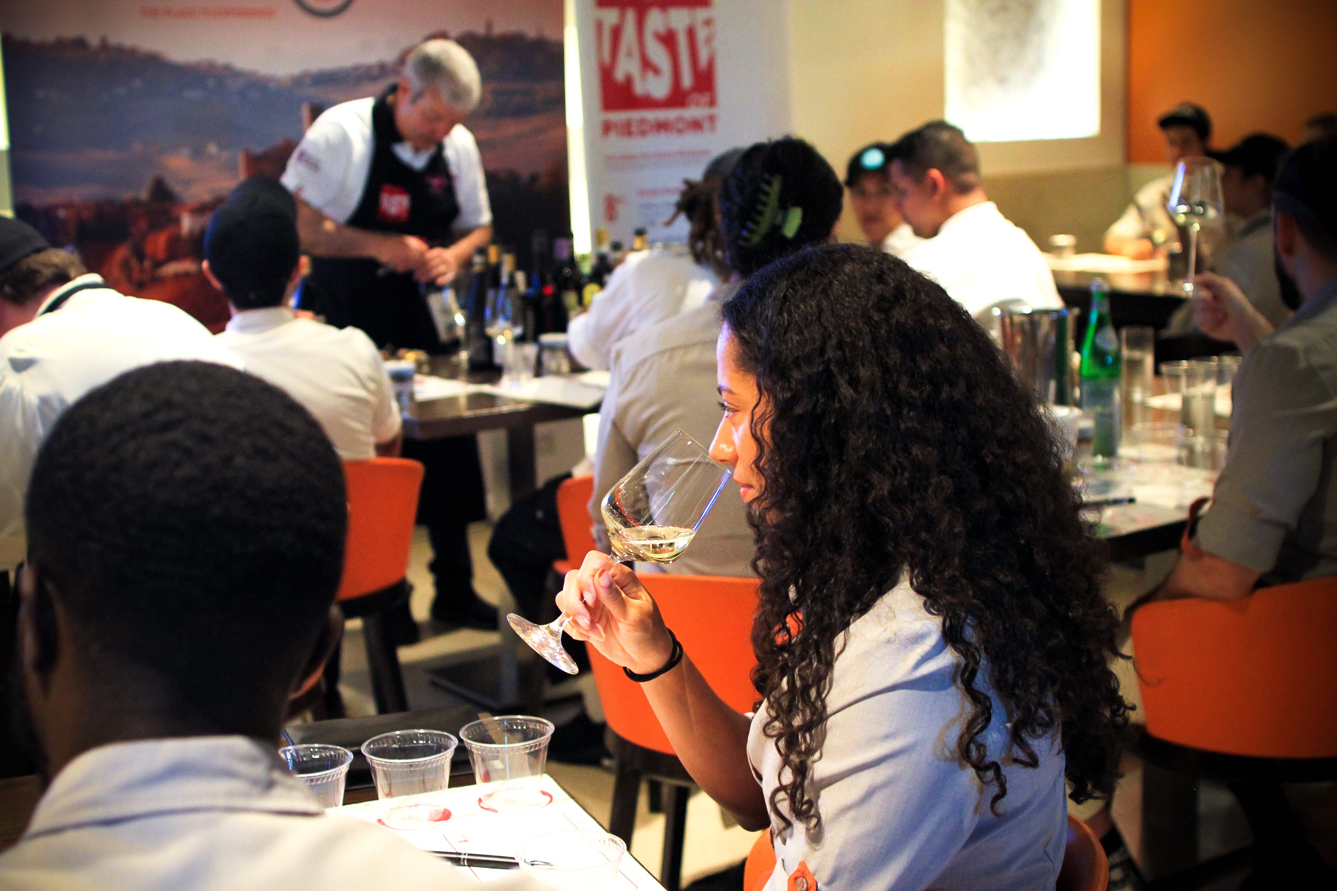 Lo Chef e Sommelier IFSE Ugo Mura durante la lezione allo staff del Four Seasons Resort di Orlando A Taste of Piedmont la regione vola negli Usa e conquista il pubblico