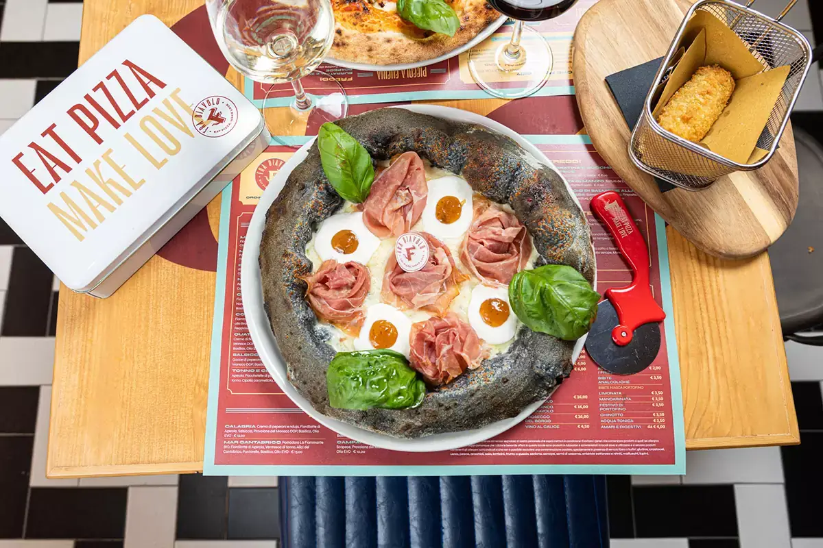 La mise en place: la scatola di ferro contiene posate e tovaglioli Fra Diavolo raddoppia a Milano e punta a 60 locali nei prossimi tre anni
