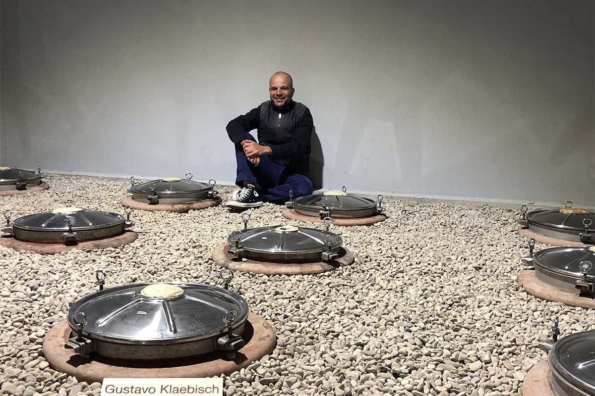 Francesco Cirelli tra le sue anfore Francesco Cirelli tra le sue anfore