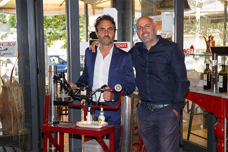 Francesco Esposito e Giovanni Kahn della Corte - I nuovi locali di Johnny Take Uè Non solo pizza in pala, anche pane Francesco Esposito e Giovanni Kahn della Corte - I nuovi locali di Johnny Take Uè Non solo pizza in pala, anche pane