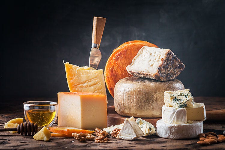 Gli ambiti formaggi francesi e italiani spesso oggetto di imitazioni (Francia e Italia contro il cibo falso Firmato un patto al Tour de France)
