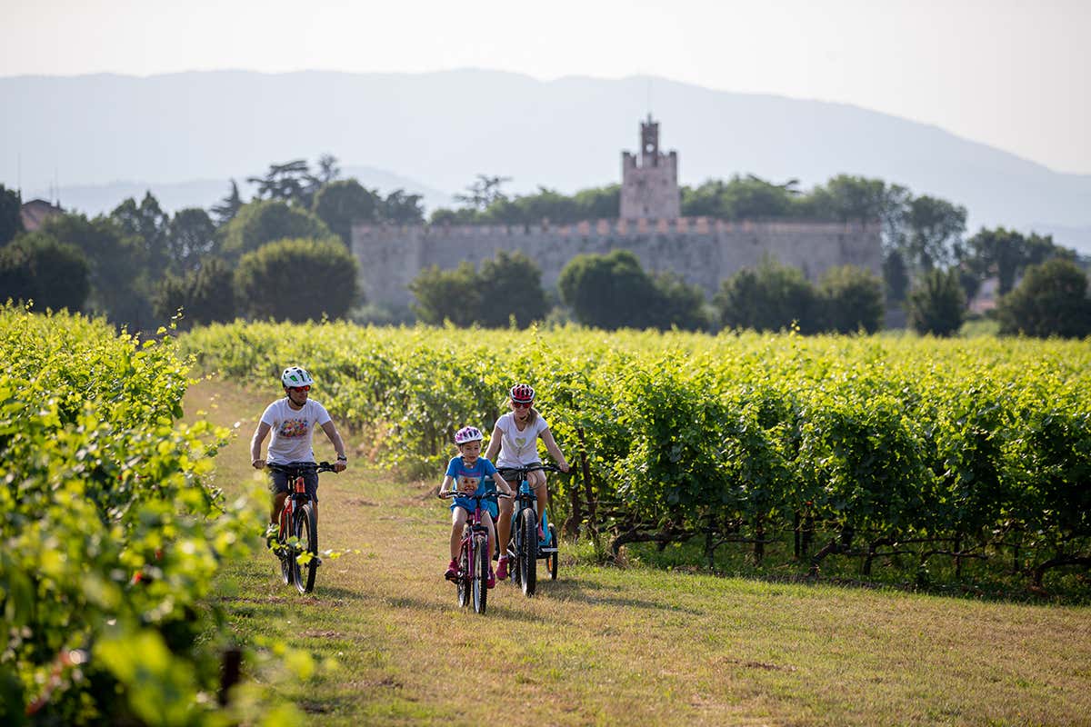 Franciacorta, Castello di Passirano Pedalando senza fretta nei luoghi più incantevoli della provincia di Brescia Franciacorta, Castello di Passirano Pedalando senza fretta nei luoghi più incantevoli della provincia di Brescia