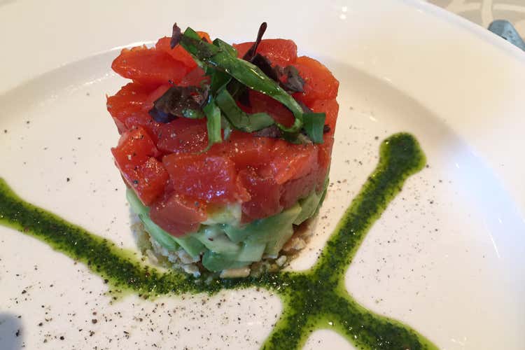 Salmone d'Alaska con avocado, crumble di cereali e pesto liquido (Franciacorta Le Marchesine e salmone Abbinamento in tavola da non perdere) Salmone d'Alaska con avocado, crumble di cereali e pesto liquido (Franciacorta Le Marchesine e salmone Abbinamento in tavola da non perdere)