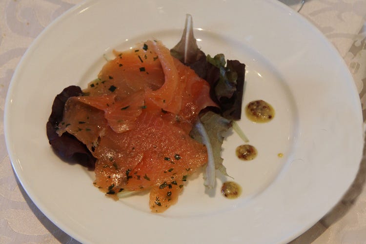 Salmone norvegese marinato alle erbe (Franciacorta Le Marchesine e salmone Abbinamento in tavola da non perdere)