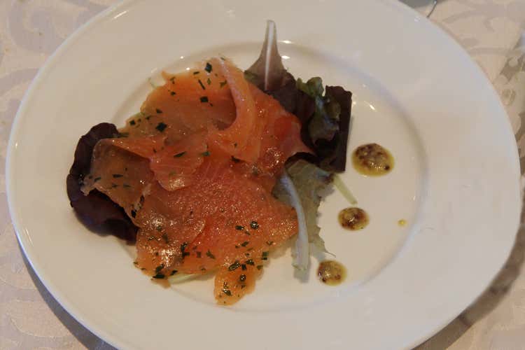 Salmone norvegese marinato alle erbe (Franciacorta Le Marchesine e salmone Abbinamento in tavola da non perdere) Salmone norvegese marinato alle erbe (Franciacorta Le Marchesine e salmone Abbinamento in tavola da non perdere)