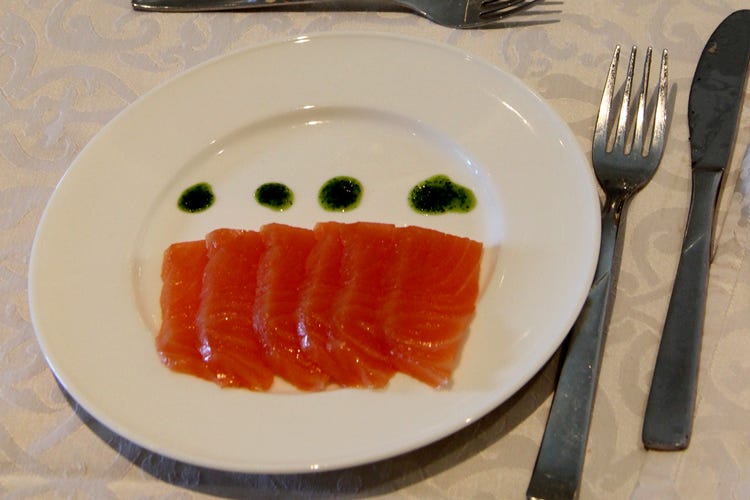 Salmone di Norvegia in carpaccio (Franciacorta Le Marchesine e salmone Abbinamento in tavola da non perdere)