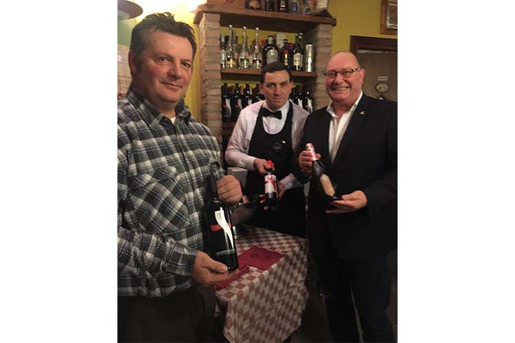 Angelo Bertoli, Marco Falconi e Renato Rovetta - Franconia, la novità di Cantina Bertoli in tavola alla Trattoria Falconi Angelo Bertoli, Marco Falconi e Renato Rovetta - Franconia, la novità di Cantina Bertoli in tavola alla Trattoria Falconi