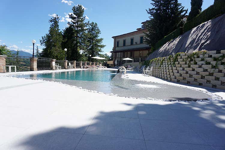 Rilassarsi in piscina nelle suadenti atmosfere di un relais chateaux di campagna - Le vacanze nelle Marche sono active & wild