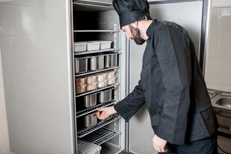 Un cuoco professionista si deve dotare di tutte le attrezzature in grado di assicurare la conservazione o il trattamento dei cibi a basse temperature (Freddo in cucina Garanzia di qualità dei cibi e salute)