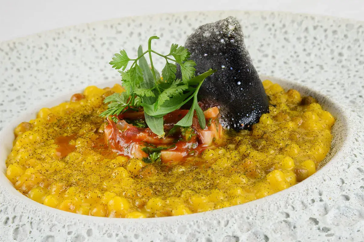 Fregola risottata allo zafferano con polvere di finocchietto e rag&ugrave; di polpo&nbsp; Fregola risottata allo zafferano, finocchietto e rag&ugrave; di polpo