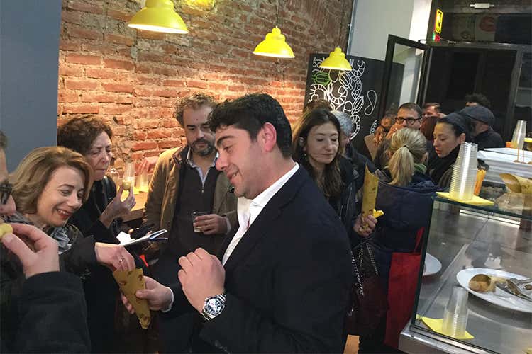 Vincenzo Di Fiore - Frie 'N' Fuie, fritto napoletano di qualit&agrave;  nel locale milanese di Vincenzo Di Fiore