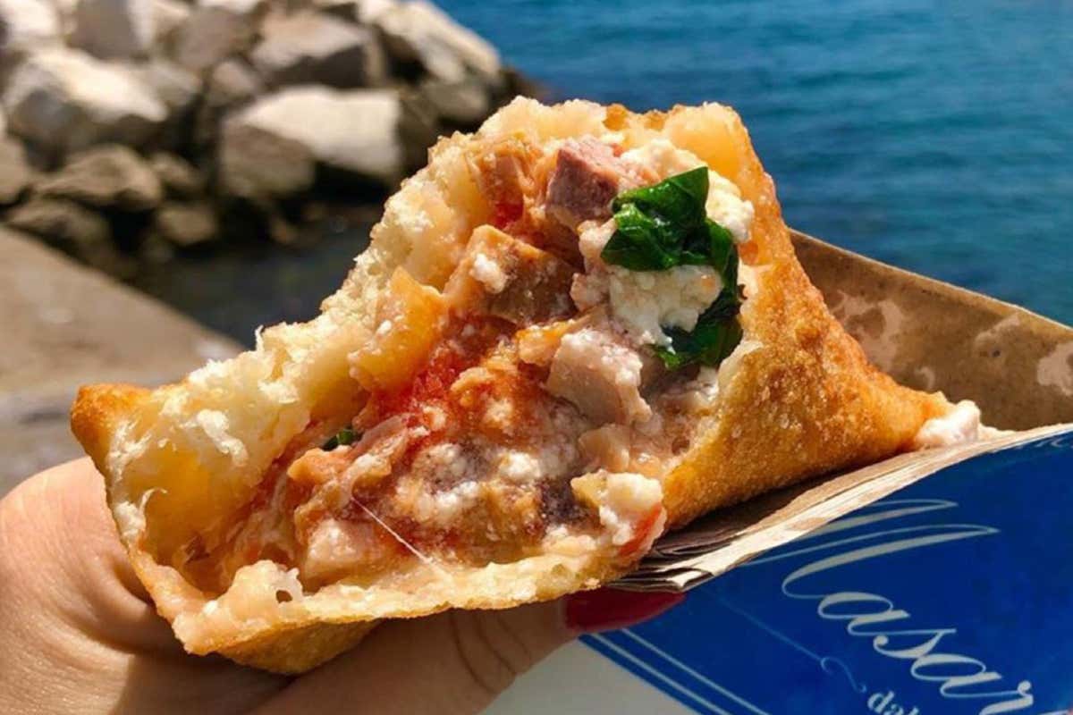 Da non perdere i fritti dell'Antica Friggitoria Masardona [[Giro del Golfo in otto giorni]]: tutta la bellezza e il gusto di Napoli