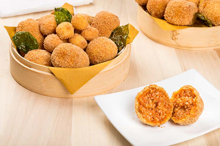 Fritto all’italiana con crocchette, arancini, supplì e mozzarella Fritto all’italiana con crocchette, arancini, supplì e mozzarella