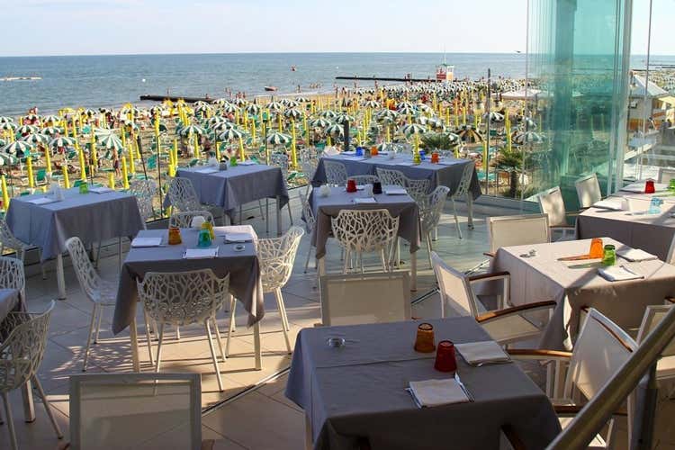 Frontemare, menu gourmet e gluten free Pesce e pizza con vista sul lido di Jesolo