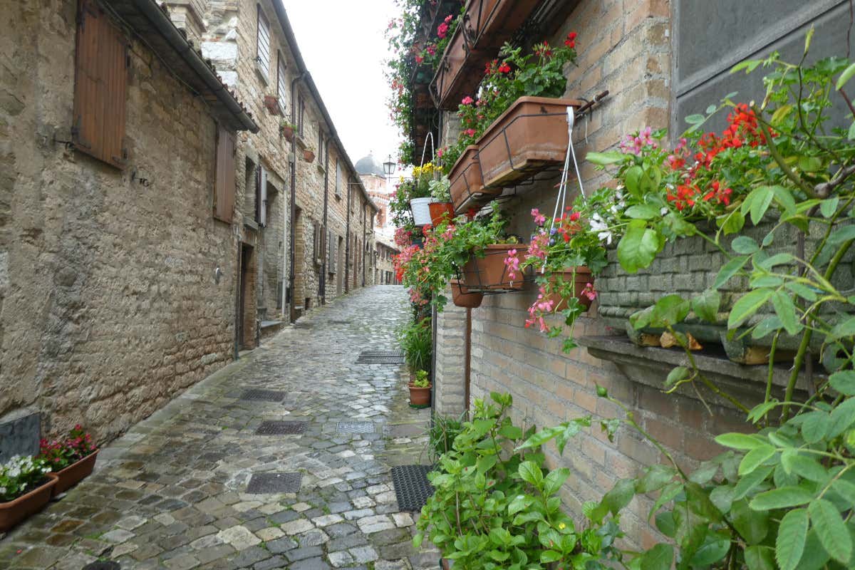 Bandiera Arancione a cinque piccoli borghi dell'entroterra italiano