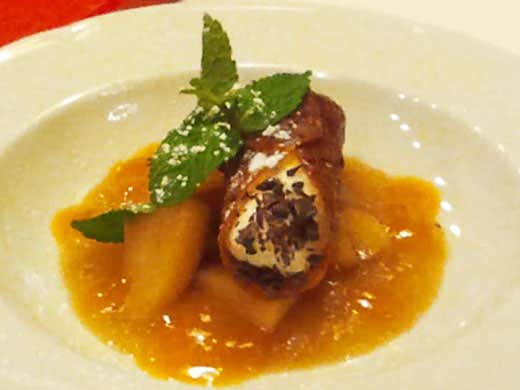 Frullato di pere in un cannolo di ricotta con glassa di cachi Frullato di pere in un cannolo di ricotta con glassa di cachi