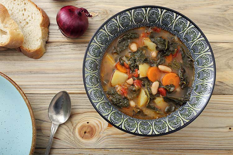 Un piatto di stagione, la Ribollita - Salute e stagionalit&agrave; tra le feste a partire dalle chips di cavolo nero