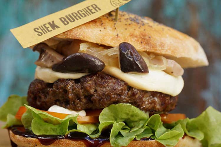 Shek Burgher, carne di asino, insalata, funghi, mozzarella, cipolla agrodolce (Fud Bocs, la panineria d&rsquo;autore per le serate d&rsquo;estate al mare)