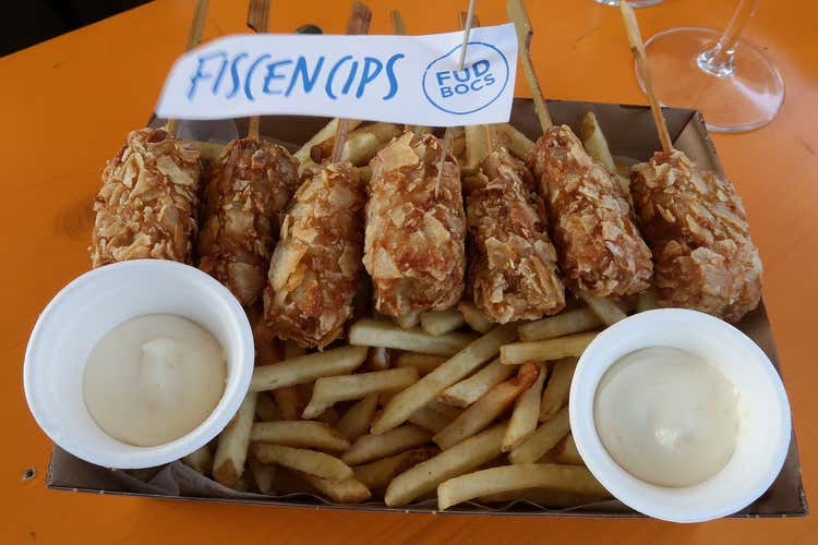 Fisc en cips, stic di bocconcini di pesce bianco croccanti con patatine (Fud Bocs, la panineria d&rsquo;autore per le serate d&rsquo;estate al mare)