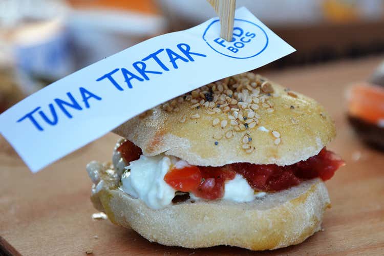 Tuna tartar, tartare di tonno crudo, burrata, pomodoro, pesto al basilico (Fud Bocs, la panineria d&rsquo;autore per le serate d&rsquo;estate al mare)