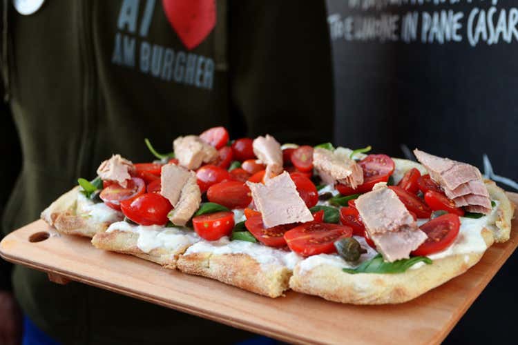 Tuna pinz, burrata, pomodorini, capperi, tonno, basilico (Fud Bocs, la panineria d&rsquo;autore per le serate d&rsquo;estate al mare)