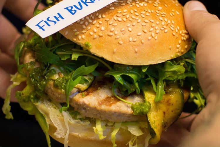 Fisc Burgher, ricciola, bottarga di tonno, pomodoro, zucchine grigliate, pesto di basilico, rucola (Fud Bocs, la panineria d&rsquo;autore per le serate d&rsquo;estate al mare)