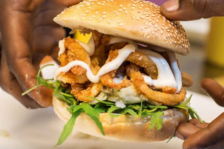 Squid Fud, calamari fritti, rucola, patate al prezzemolo (Fud Bocs, la panineria d&rsquo;autore per le serate d&rsquo;estate al mare)