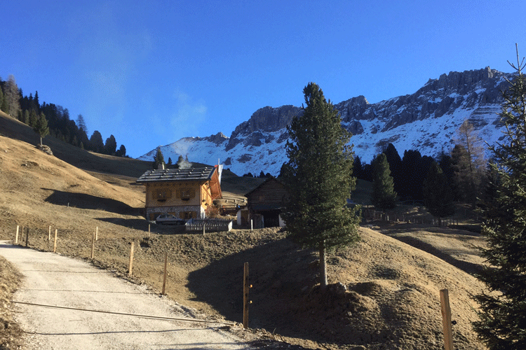 Fuga dallo stress cittadino in Val di Funes queite tradizione Dolomiti