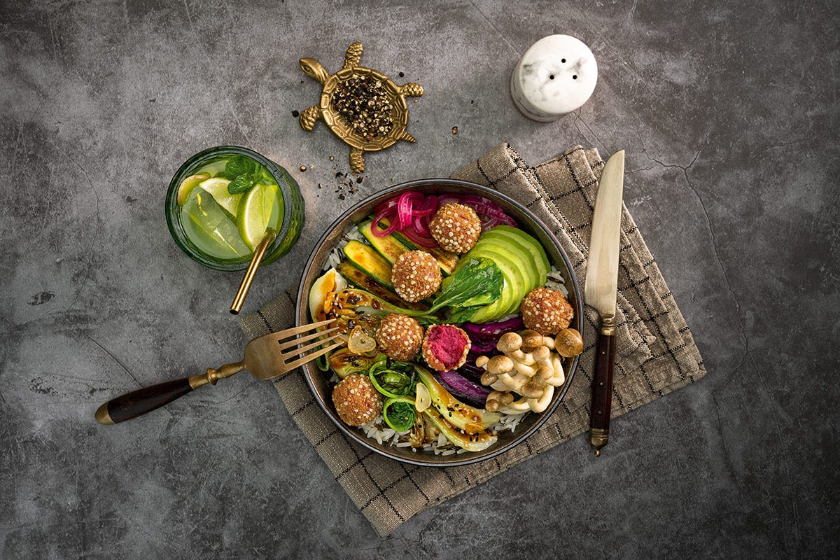 Funky Falafel Ginger & Beetroot  Polpettine falafel e ali vegane di cavolfiore: gusto e sostenibilità in tavola