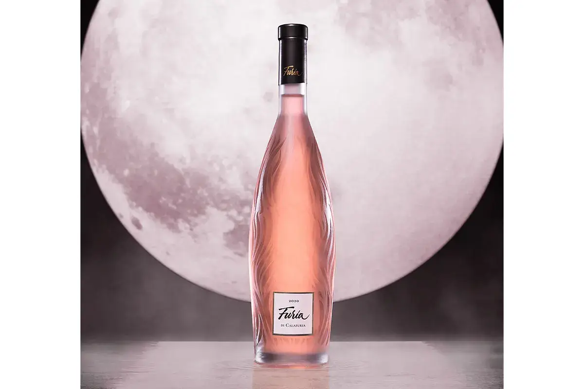 L'elegante bottiglia di Furia di Calafuria Rosato Igt Salento Tormaresca Furia di Calafuria Appassionato rosato di Puglia