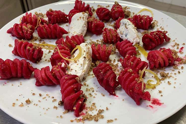 Fusilloni "Pietro Massi" alla barbabietola, seirass al timo, limone candito e crumble al caff&egrave; 