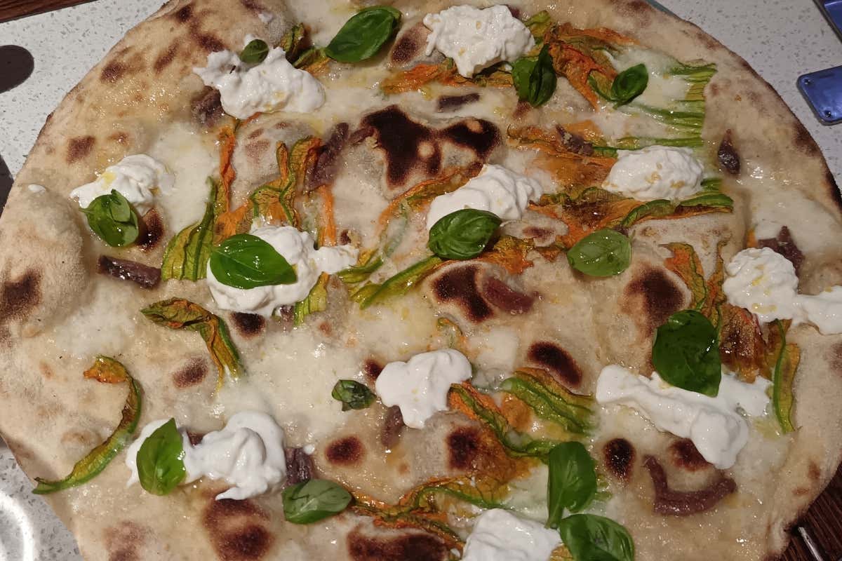 Calzone verticale, scrocchiarella e... dolce: da Eataly la pizza si trasforma