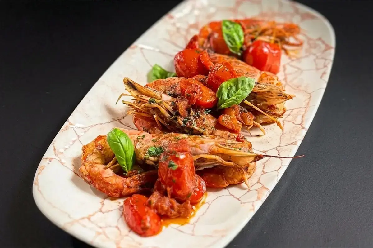 Gamberoni in guazzetto mediterraneo in una ricetta di chef Stefano Coller