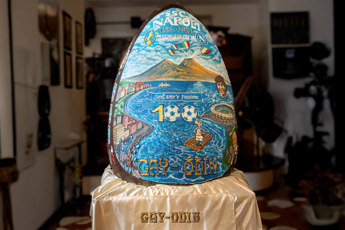 Uovo di cioccolato da 350 kg per i 100 anni del Napoli: l’omaggio conquista la città Uovo di cioccolato da 350 kg per i 100 anni del Napoli: l’omaggio conquista la città