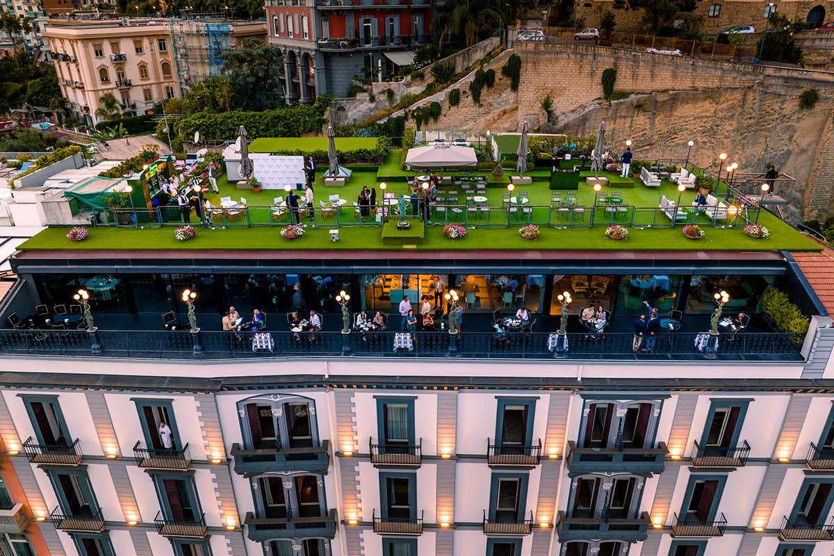 Panoramica del Grand Hotel Parker‘s di Napoli con vista sul ristorante e rooftop