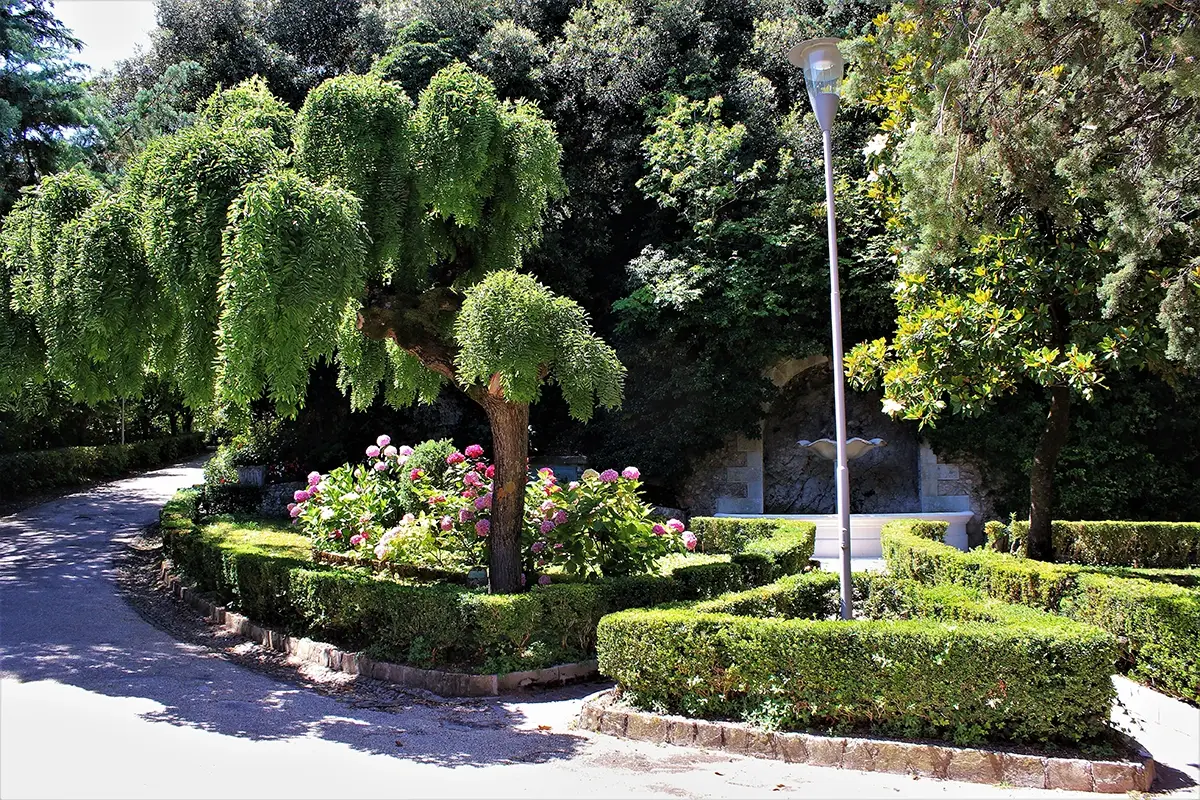 Giardino dedicato a Giacomo Leopardi Tappa ad Arcevia, la perla dei monti con nove castelli