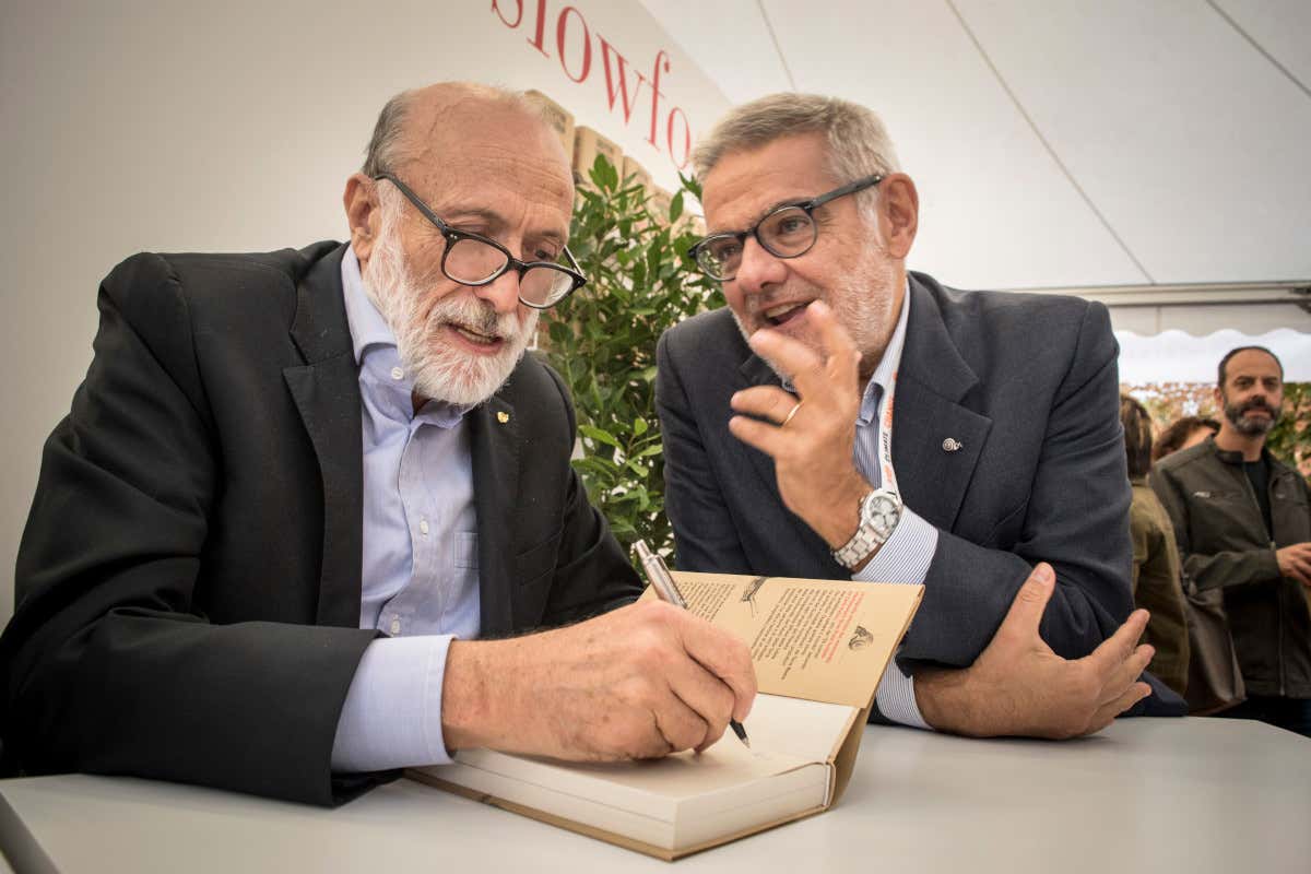 Lutto nel mondo enogastronomico: addio a Carlo Petrini, fondatore di Slow Food Lutto nel mondo enogastronomico: addio a Carlo Petrini, fondatore di Slow Food
