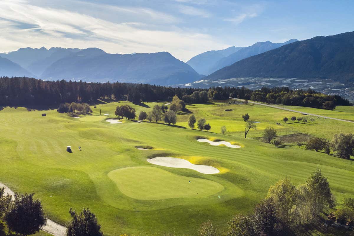 C’è una valle tra rovine ancestrali e silenzi inquieti, in cui la Mela Dop affascinò Sissi
