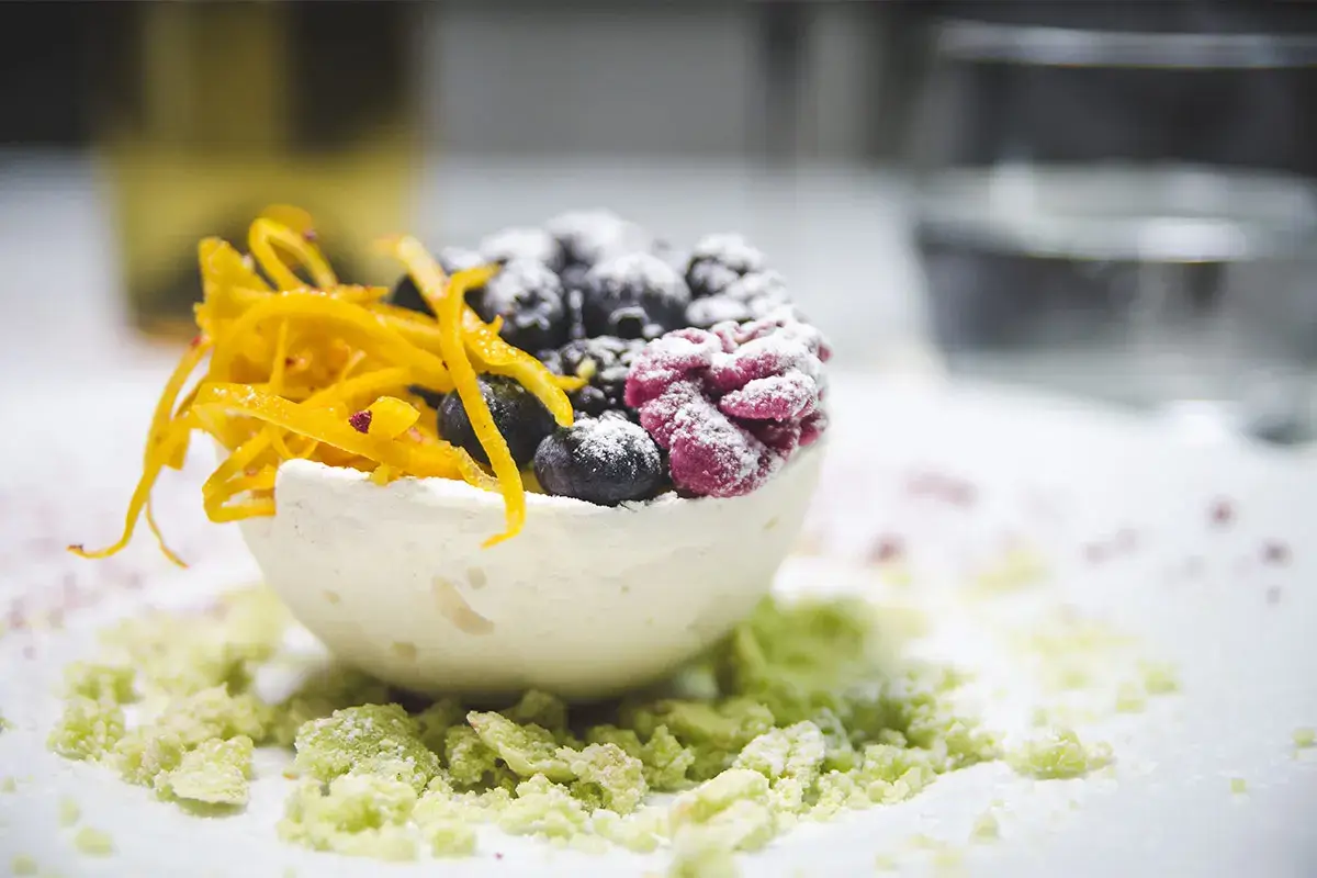 Guscio di meringa agli agrumi, crema al limone, frutti rossi&nbsp; Guscio di meringa agli agrumi, crema al limone, frutti rossi