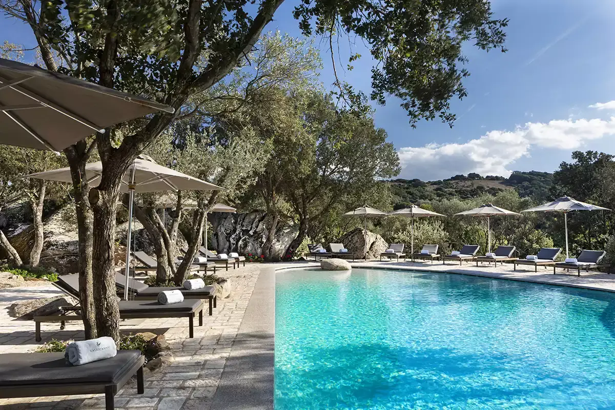 La piscina, parte integrante della natura Gallicantu, stazzo retreat immerso in Gallura