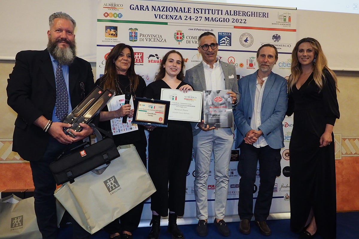 La premiazione Gara nazionale tra istituti alberghieri: vince l'Ipssar Beltrame di Vittorio Veneto