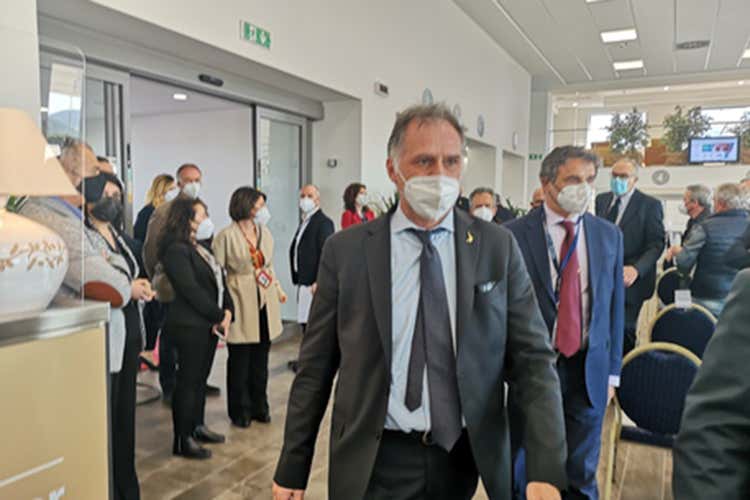 Garavaglia all'aeroporto di Olbia A Olbia test anti-Covid in aeroporto Garavaglia: «Normalità con il green pass»