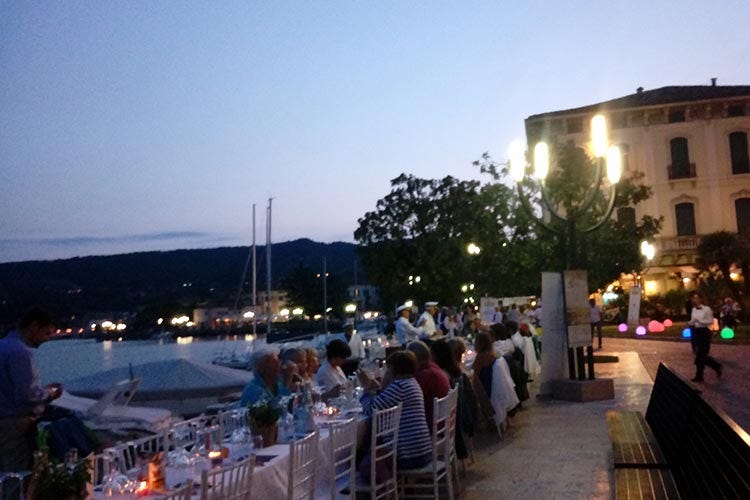 Il Garda saluta un'estate da record con una cena di lago e tipicità a Salò
