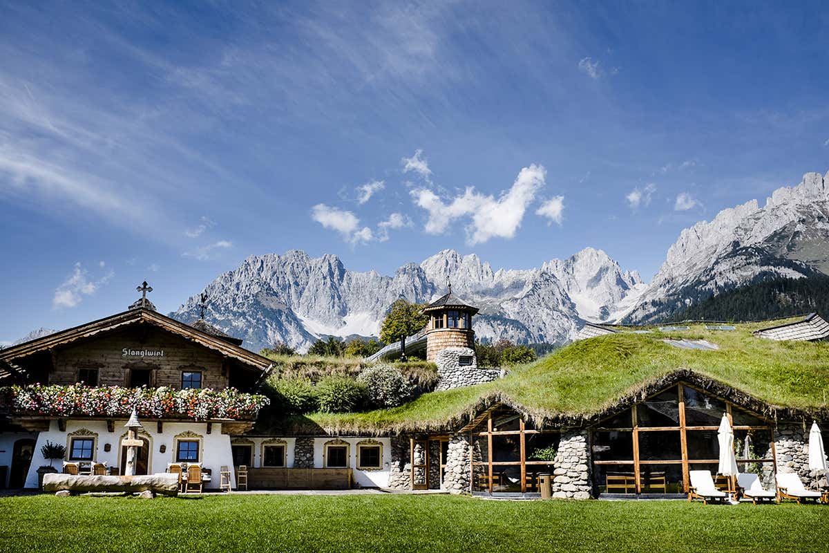 I tetti erbosi e l’architettura sostenibile del resort integrata nel paesaggio alpino