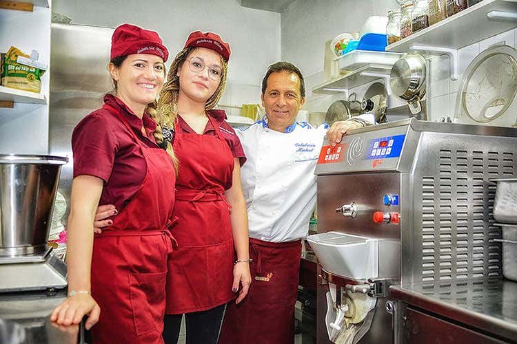 Michel Draicchio con le sue assistenti (Gelateria Michel a Peschici Un'esaltazione del territorio garganico)