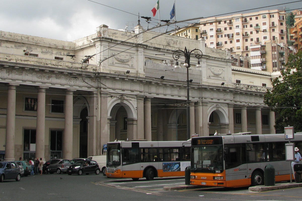 La stazione di Porta Principe a Genova Giovani disabili costretti a scendere dal treno. Ecco come si rovina la ripresa del turismo